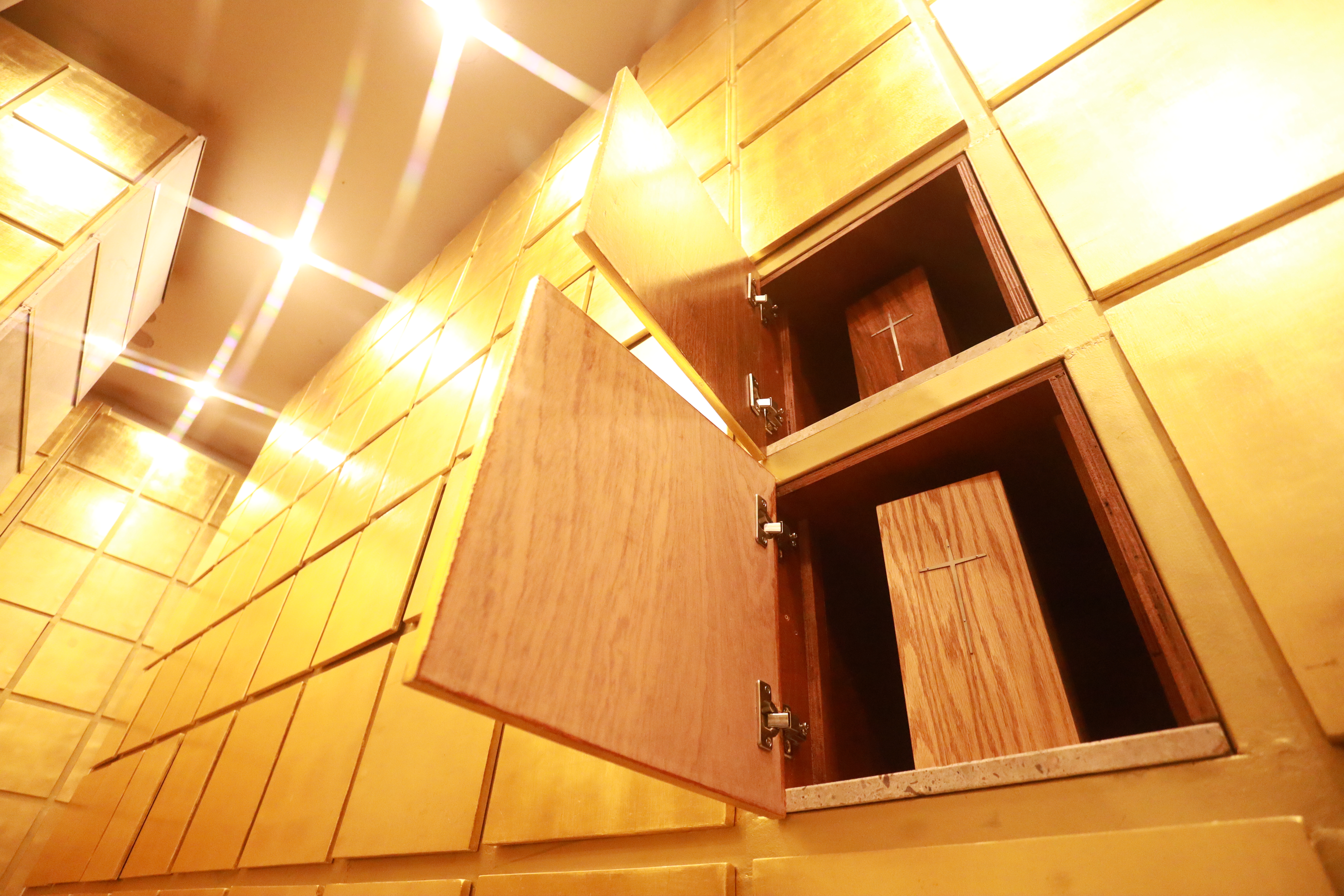 Nichos con detalle en hoja de oro